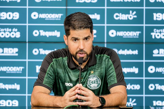  Coxa anuncia saída do técnico António Oliveira