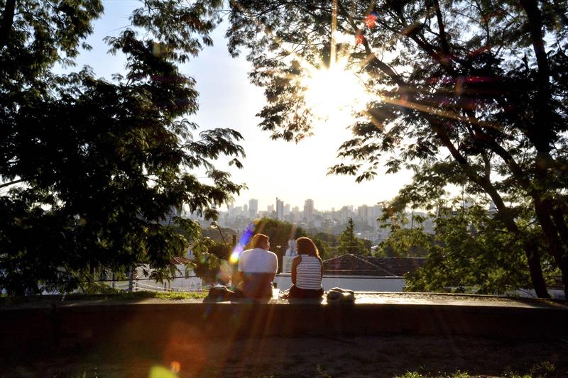  Tempo aberto com temperaturas amenas em Curitiba