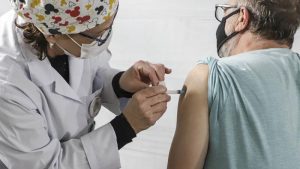 Vacina contra gripe e covid ganha novo público em Curitiba