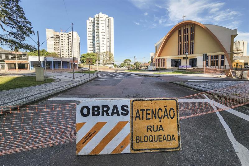  Obras do Ligeirão Norte-Sul bloqueiam rua em Curitiba