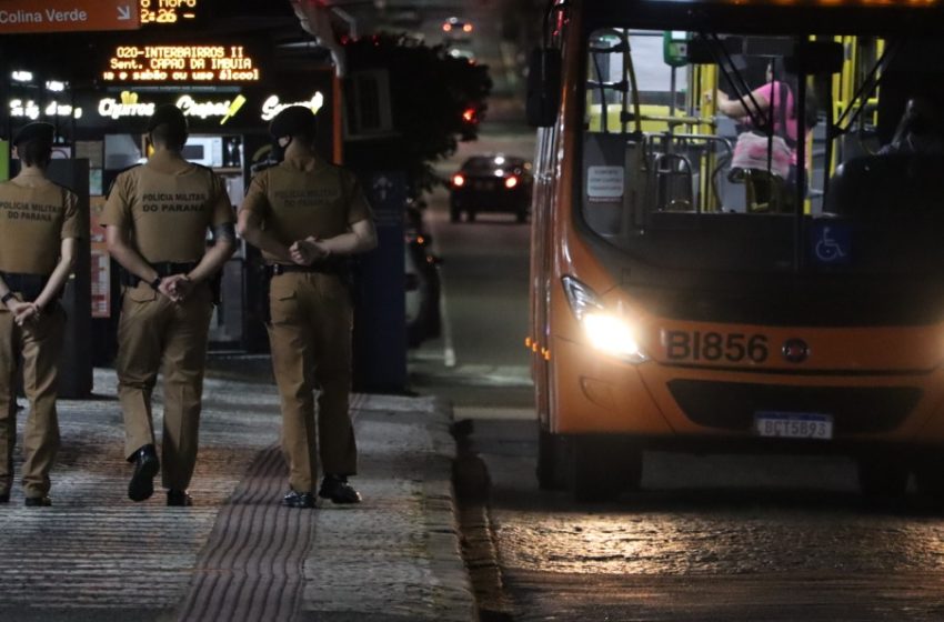  Criminosos assaltam passageiros em ônibus no Xaxim