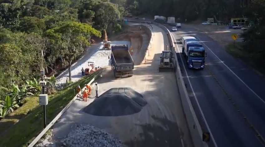  Pedras são colocadas para estabilizar ‘fenda’ da BR-277, em Morretes