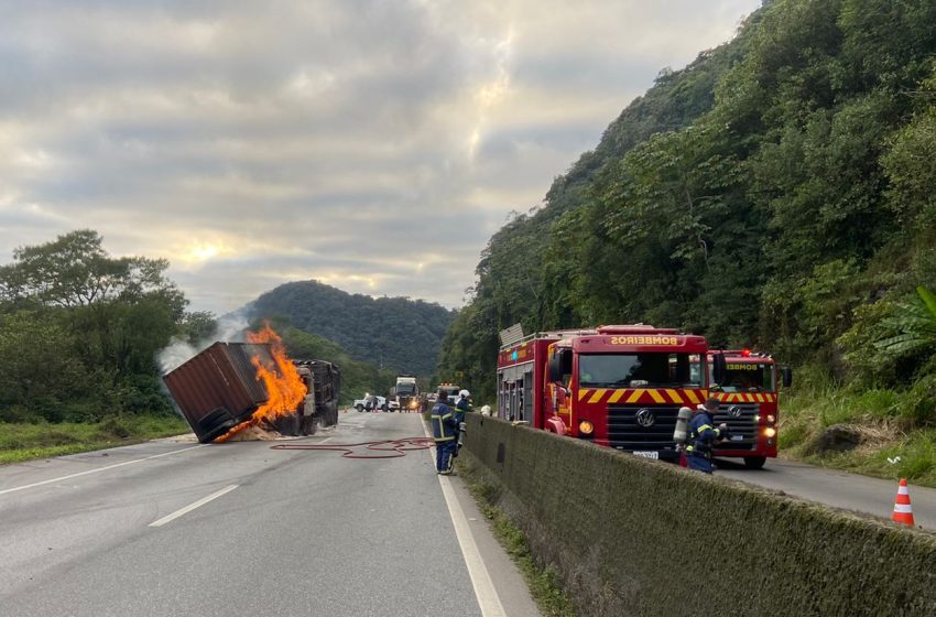  Com 20 km de fila BR-277 é parcialmente liberada