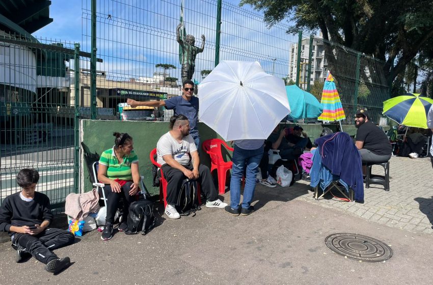  Fãs fazem fila por ingressos para show do Foo Fighters