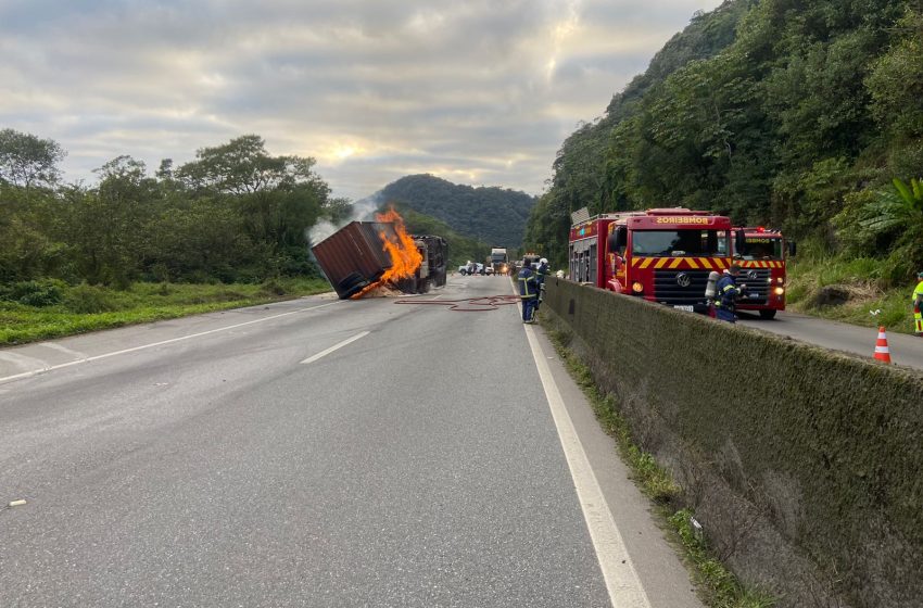  Acidente entre caminhões interdita BR-277