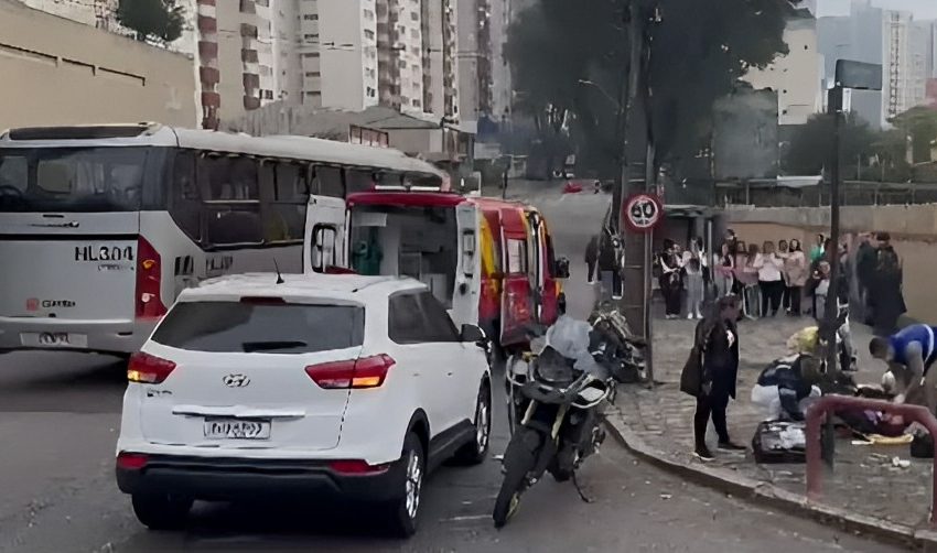  Motociclista fica em estado grave ao ser atingido por ônibus