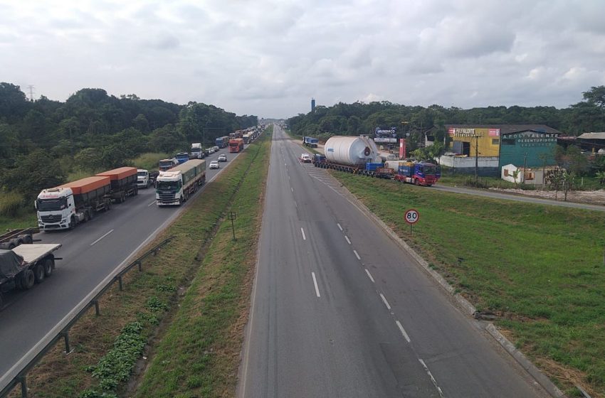  Escolta de carga deixa o trânsito lento na BR-277