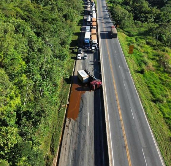  Bloqueio na BR-277 provoca 18 km de congestionamento