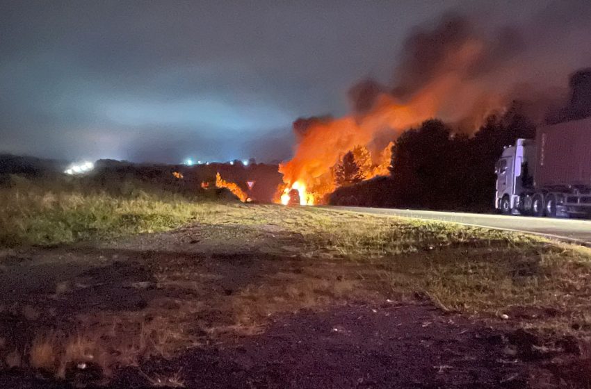  Pneu estoura e causa incêndio em caminhão na BR-376