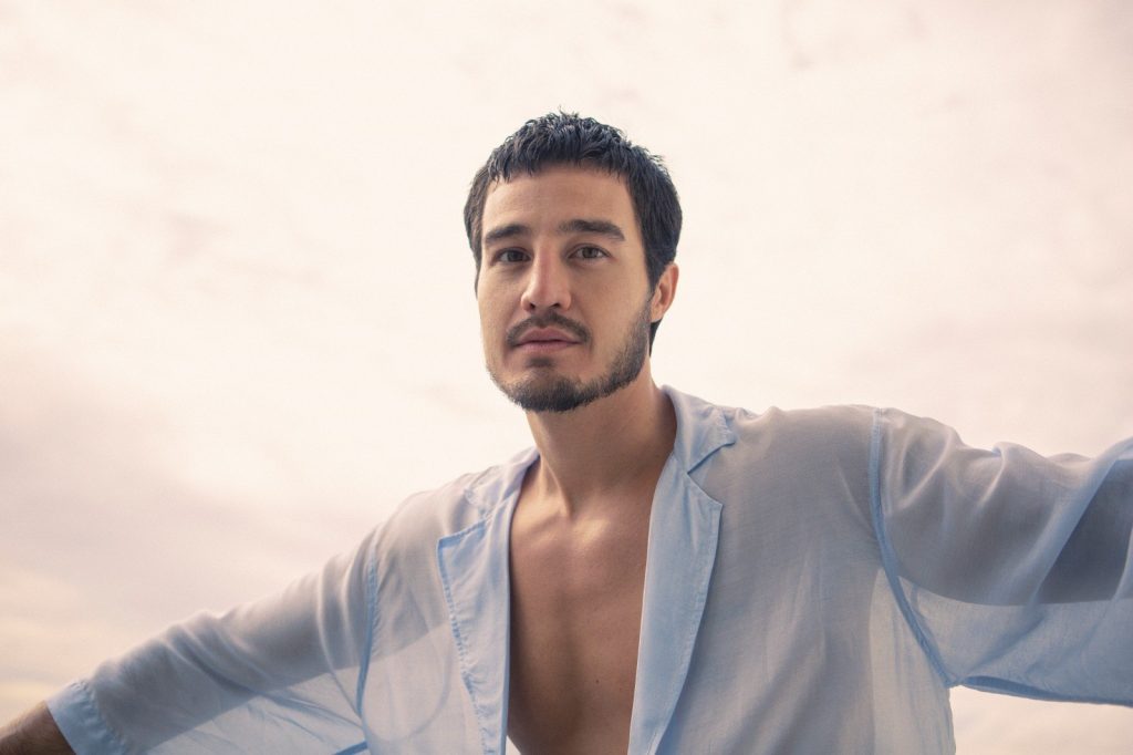 Tiago Iorc retorna aos palcos brasileiros com show em Curitiba