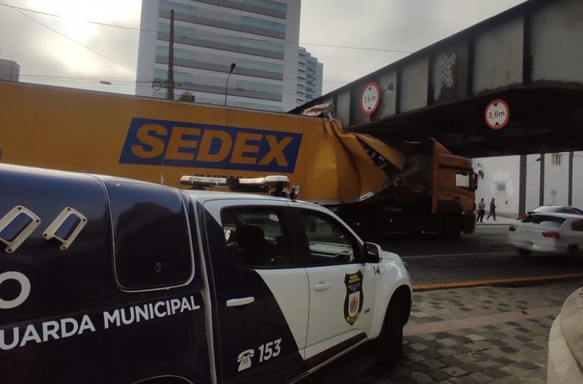  Caminhão bate na ‘Ponte Preta’ e bloqueia trânsito no Rebouças