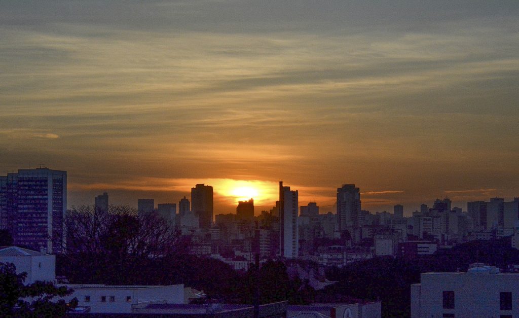 Quinta ensolarada e com tempo firme em Curitiba, diz previsão
