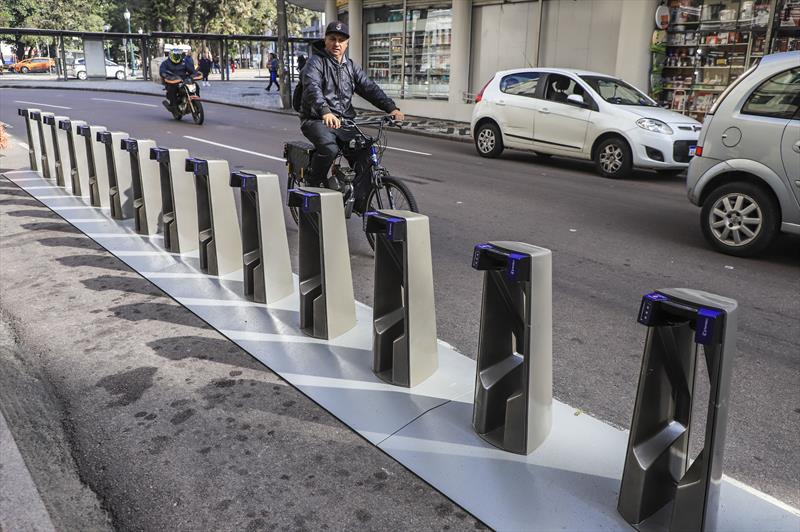  Estações para bicicletas compartilhadas começam a ser instaladas em Curitiba