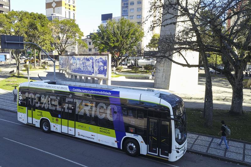  Ônibus elétrico da Marcopolo começa a rodar em Curitiba