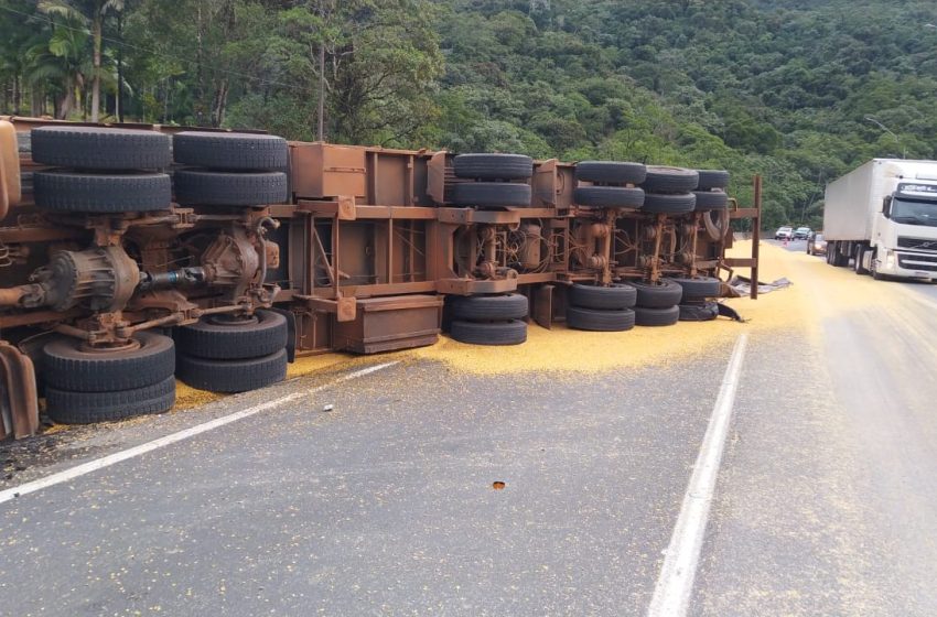  Caminhão tomba na BR-376 e bloqueia rodovia sentido SC