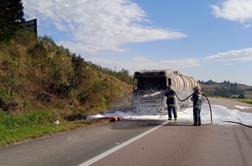  Rodovia é parcialmente liberada após incêndio em caminhão