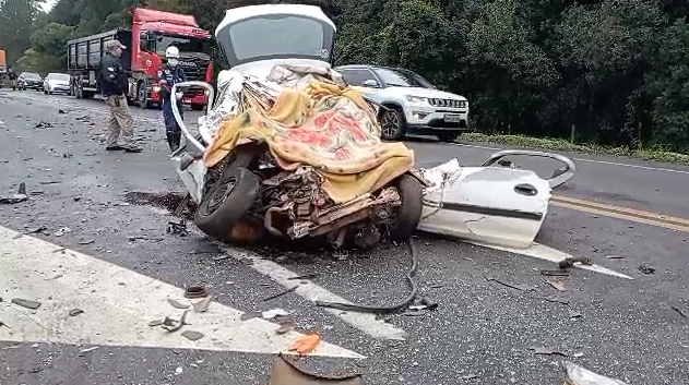  Quatro pessoas morrem em acidente entre um carro e caminhão