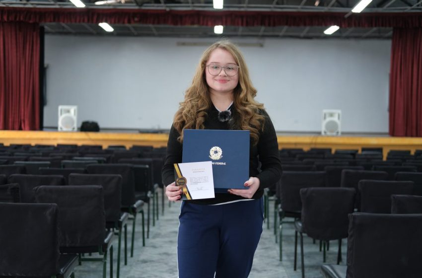  Estudante paranaense é vencedora do programa Jovem Senador 2023