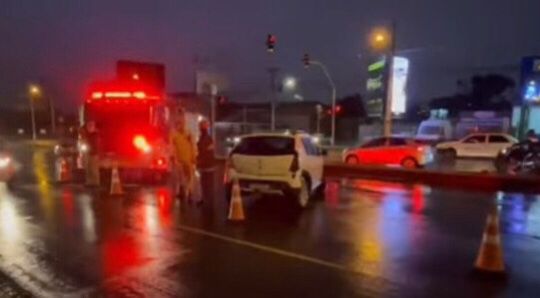  Colisão frontal deixa duas pessoas feridas na Av. das Torres