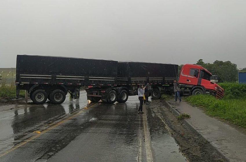  BR-277 fica totalmente bloqueada em Paranaguá