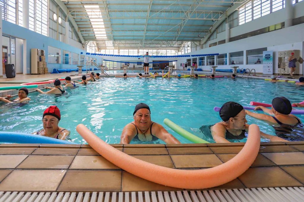 Piscinas aquecidas abrem gratuitamente aos sábados em Curitiba