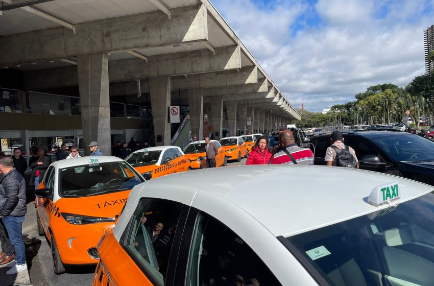  Curitiba coloca táxis elétricos em teste