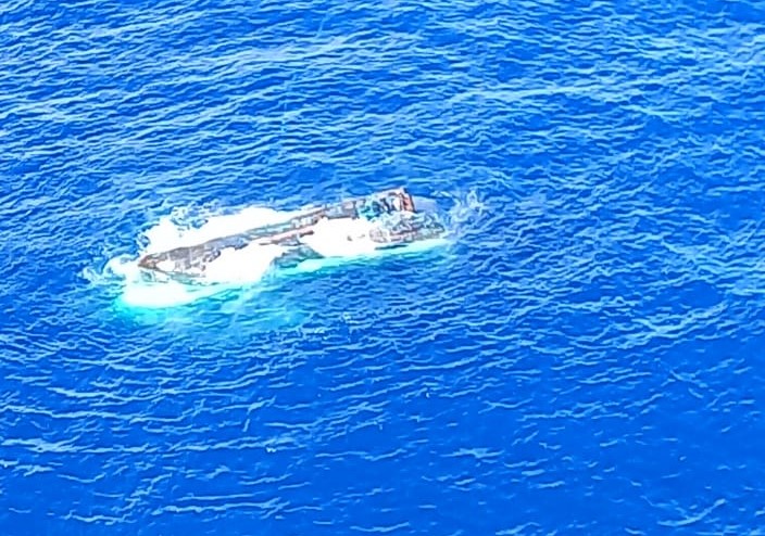  Embarcação virada volta a desaparecer no litoral catarinense