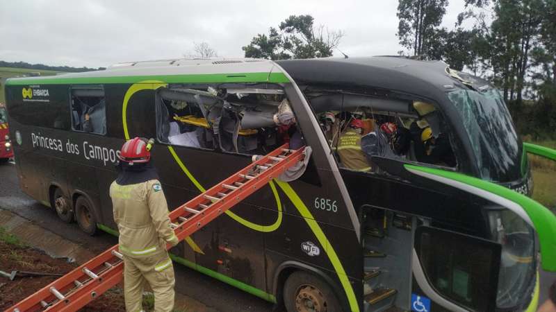  Peça de caminhão solta e atinge ônibus na BR-277