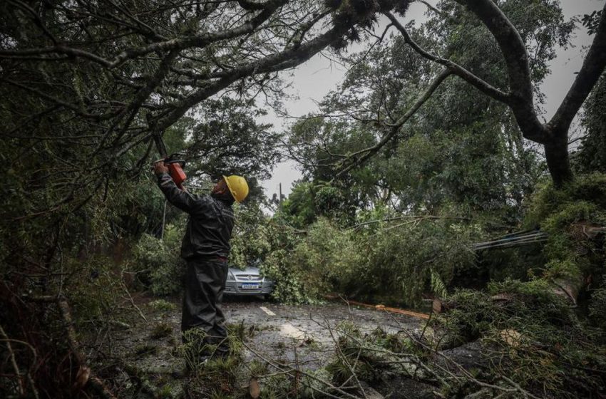  Ciclone: sobe para 13 o número de mortos no RS