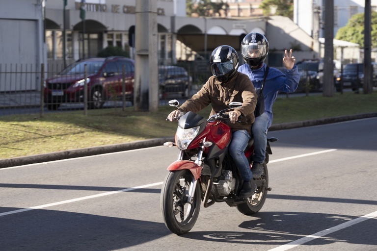  Curitiba: risco de sobrecarga no SUS com mototáxis é discutido