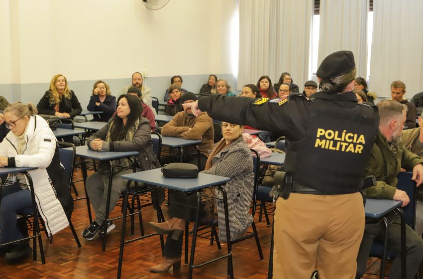  Funcionários de escolas passam por novos treinamentos no Paraná