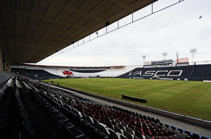 Jogador De Futebol Profissional Em Ação No Estádio Com Lanternas E