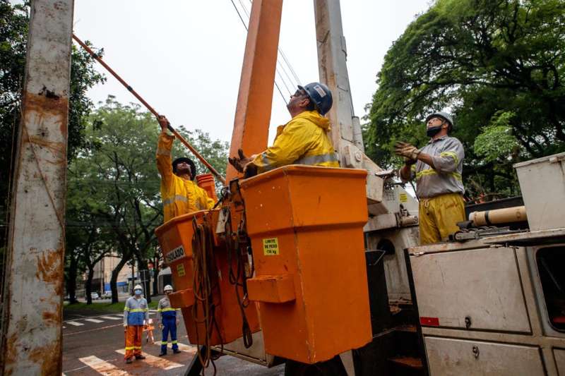  Mais de 170 mil consumidores estão sem luz no Paraná