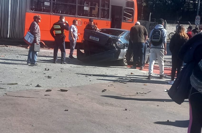  Motorista fica em estado grave ao bater contra biarticulado