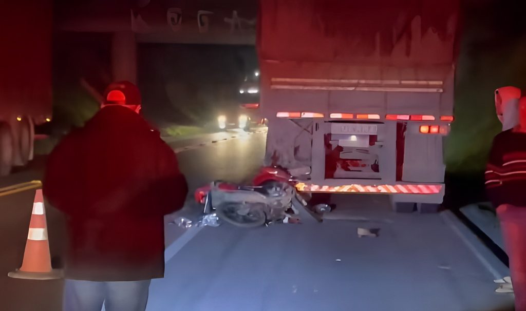 Motociclista morre após bater contra caminhão no Contorno Norte