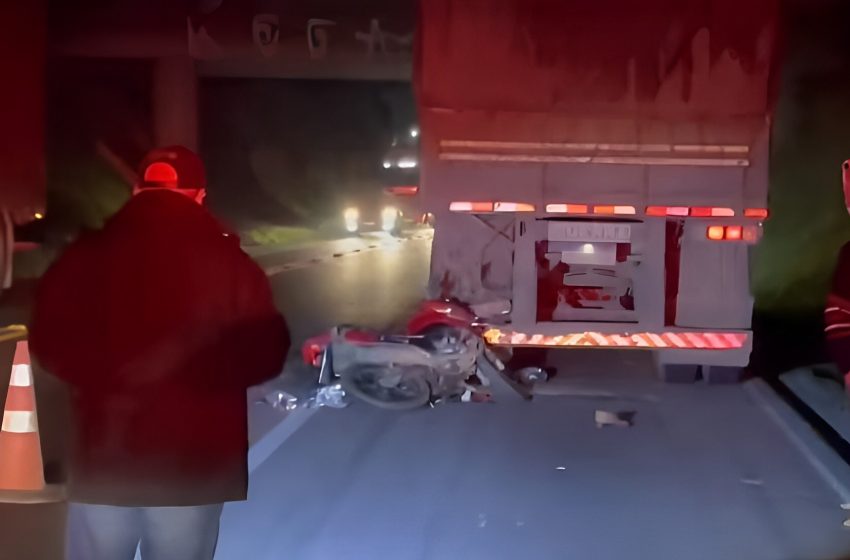  Motociclista morre após bater contra caminhão no Contorno Norte