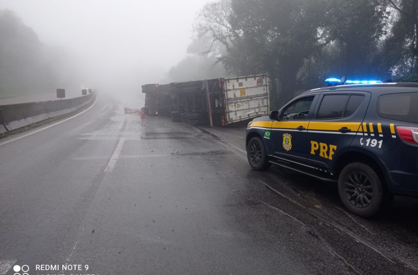  Caminhão tomba na BR-277, na Serra do Mar