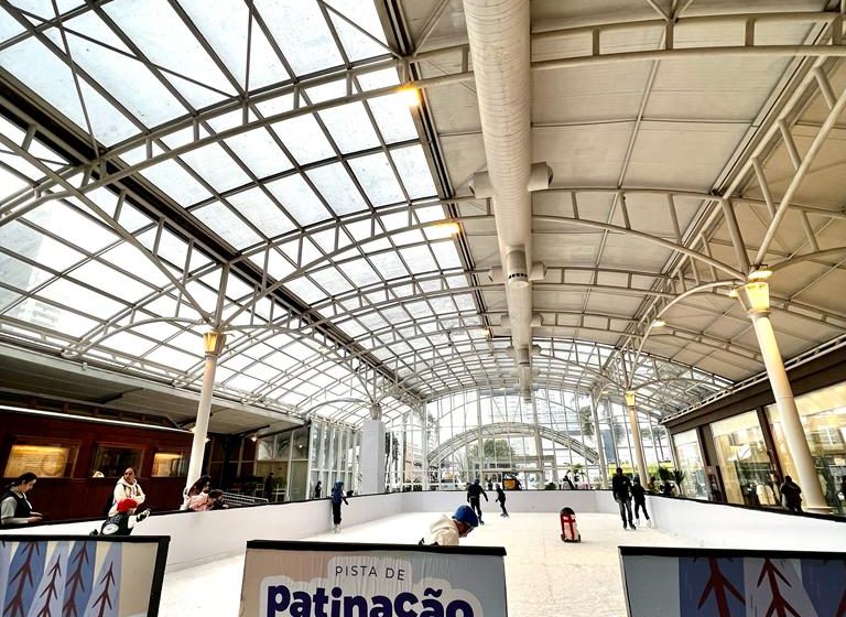  Pista de patinação no gelo abre em shopping de Curitiba