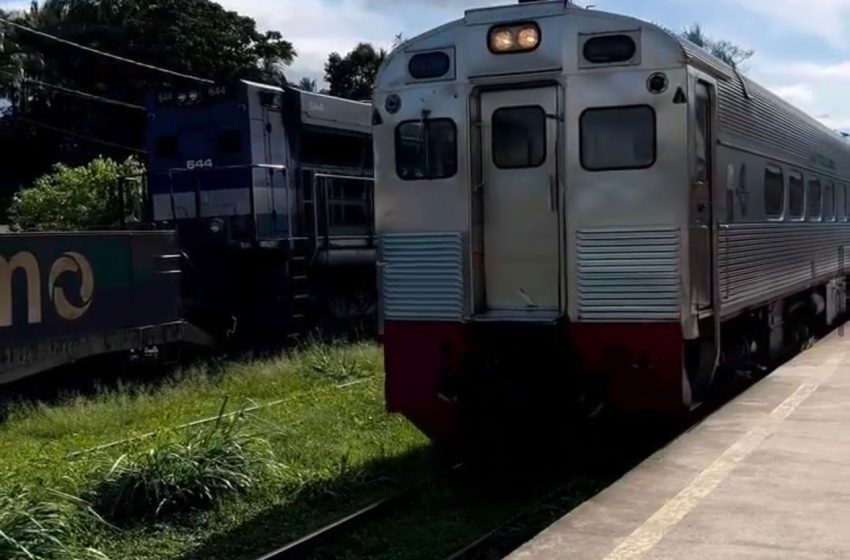  Trem com quase mil passageiros fica preso na Serra