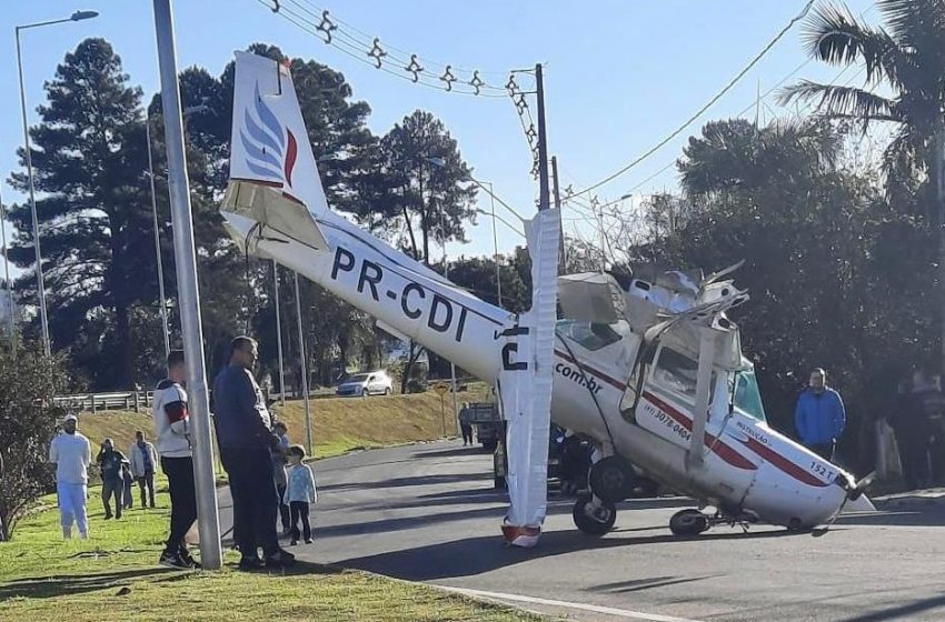  Avião cai no meio da rua durante aula de pilotagem