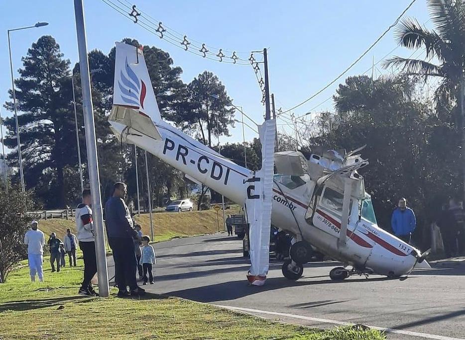 Avião cai no meio da rua durante aula de pilotagem