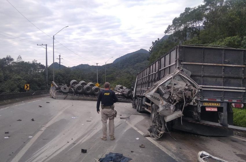  Acidente com caminhão interdita a BR-376, em Guaratuba
