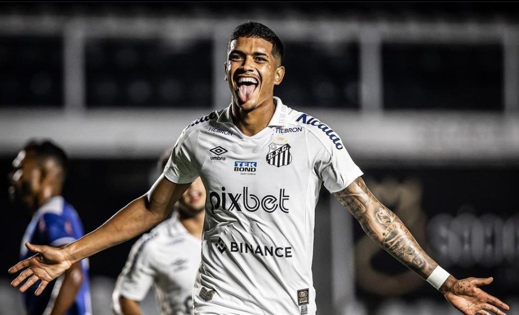 Afastado pelo ex-clube por opção técnica, Coritiba acerta com atacante