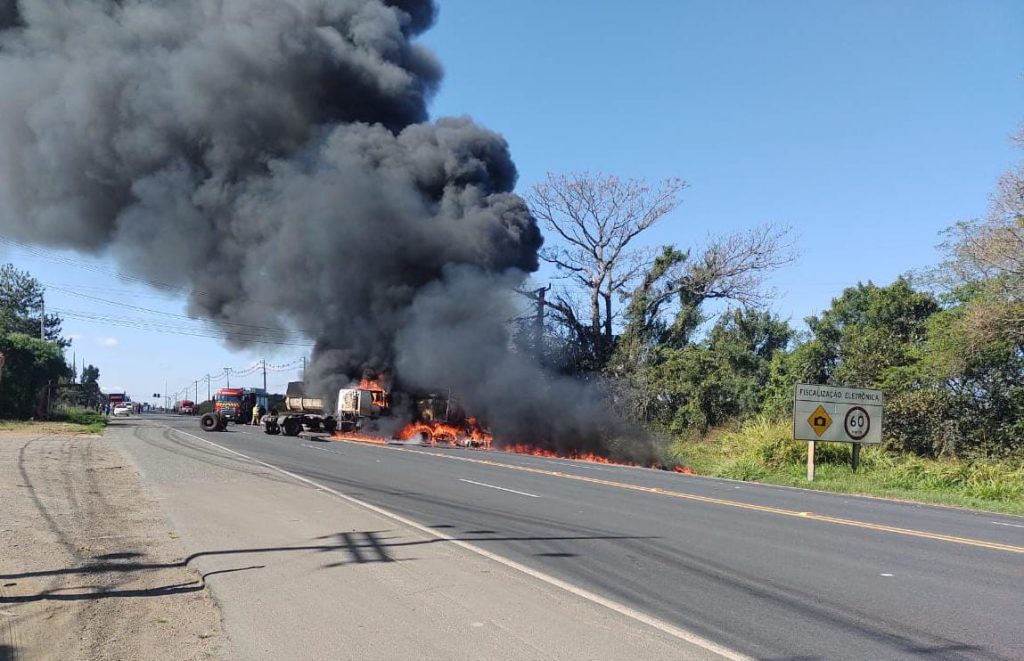 Grave acidente provoca incêndio em Ponta Grossa