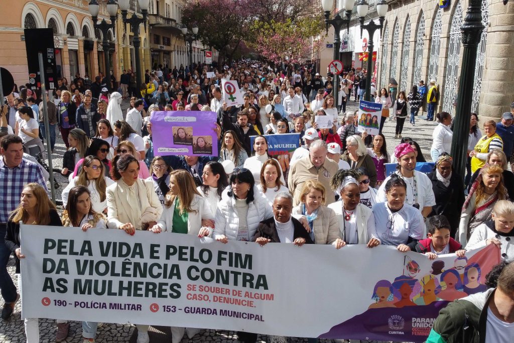 Mais de 70 municípios participam de caminhada contra o feminicídio