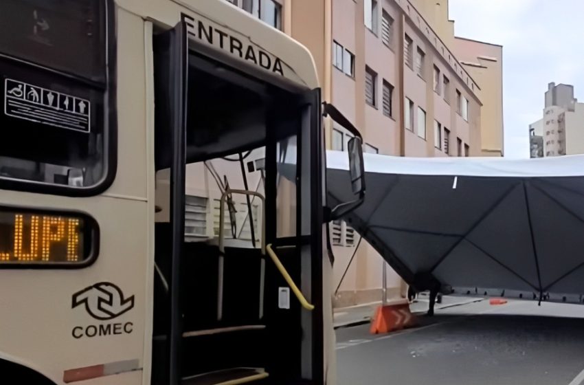  Ônibus bate em tenda preparada para bênção de veículos