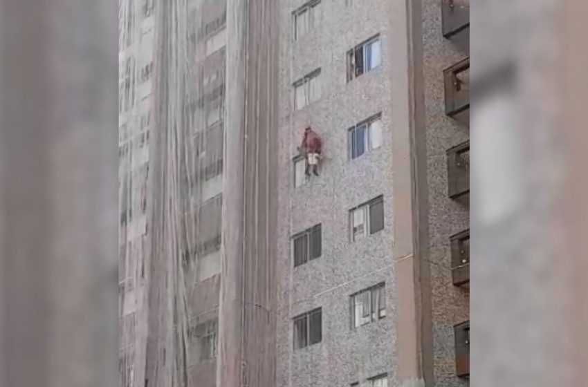 Mulher é socorrida por trabalhador no 12º andar, após escorregar