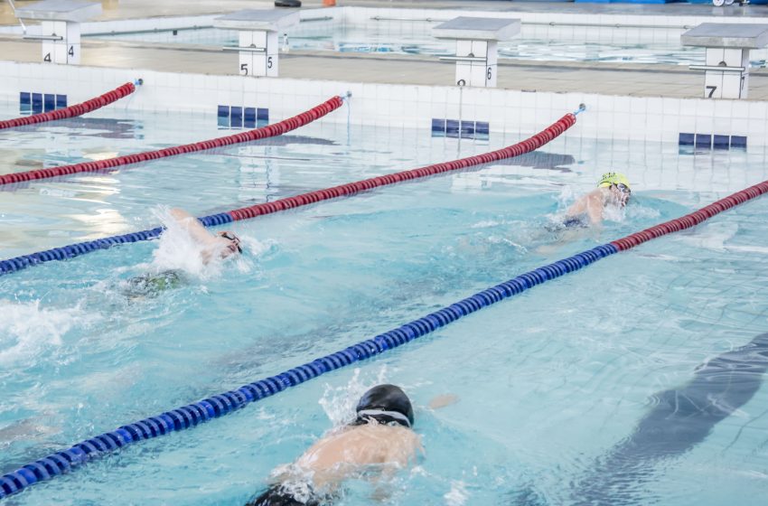 Programa oferece vagas para nadar nas piscinas da prefeitura