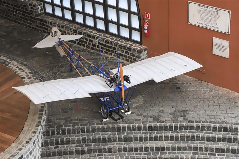  Réplica de avião construída por Dumont é exposta em Curitiba