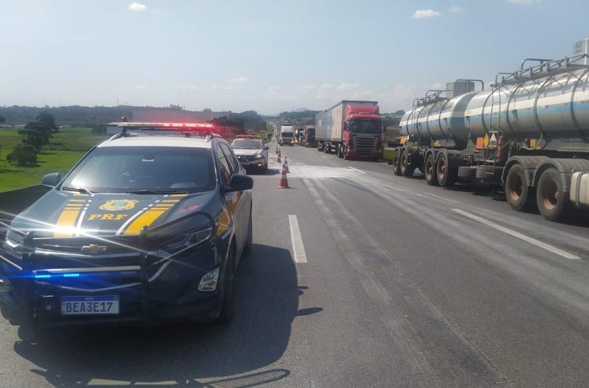  Colisão entre dois caminhões causa fila no Contorno Leste